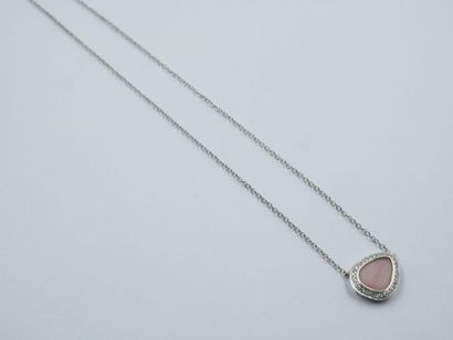 null Collier pendentif en or gris 18k orné d'une pierre rose, quartz? Ourlée de brillants...
