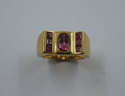 null Bague Tank en or jaune 18k ornée au centre d'une tourmaline taille ovale et...