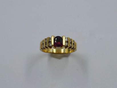 null Bague en or jaune 18k ornée au centre d'un rubis taille ovale entouré d'un double...