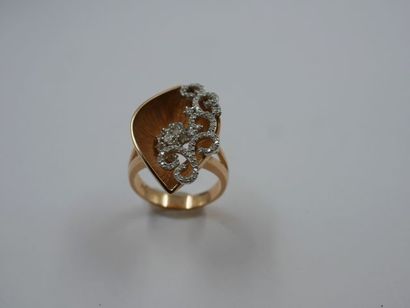 null Bague fleur en or rose 18k, pistils stylisés par des diamants, fleur en partie...