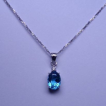 null Pendentif et sa chaîne en mailles forçat diamantée en or blanc 18k orné d'une...