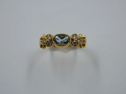 null Bague en or jaune 18k ornée d'une aigue-marine épaulée de 6 diamants - Poids...