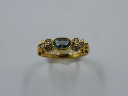 null Bague en or jaune 18k ornée d'une aigue-marine épaulée de 6 diamants - Poids...