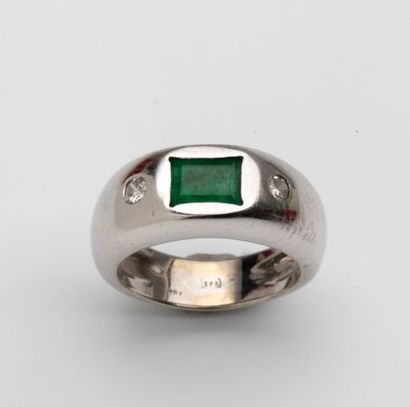 null Bague anneau en or gris 18k surmontée d'une émeraude rectangulaire entourée...