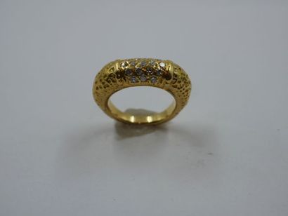 null Bague anneau en or jaune 18k pavée au centre de diamants - Poids brut: 7,1 gr...