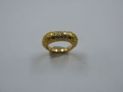 null Bague anneau en or jaune 18k pavée au centre de diamants - Poids brut: 7,1 gr...