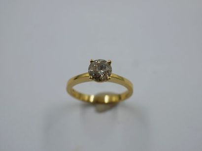 null Bague solitaire en or jaune 18k ornée d'un diamant de 1 carat environ - Poids...