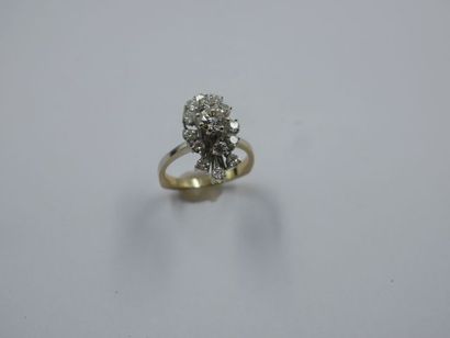 null Bague marquise en or gris 18k, ornée d'un diamant taille brillant dans un entourage...