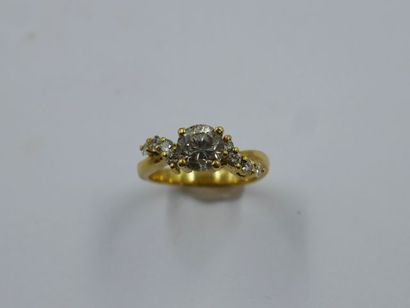 null Bague solitaire en or jaune 18k ornée d'un diamant de 0,90 carat environ épaulé...