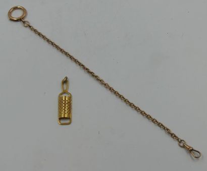 null Lot de métal doré composé d'une chaîne chatelaine de montre et d'un pendent...