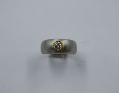 null Bague jonc en or gris amati et lisse 18k ornée d'un diamant taille brillant...