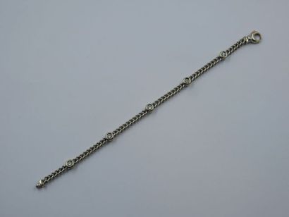 null Bracelet en or gris 18k surmonté de 5 diamants - Poids brut: 12 gr - Long.:...