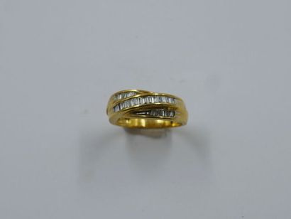 null Bague croisée en or jaune 18k composée de trois anneaux entrelacés dont demi-anneaux...