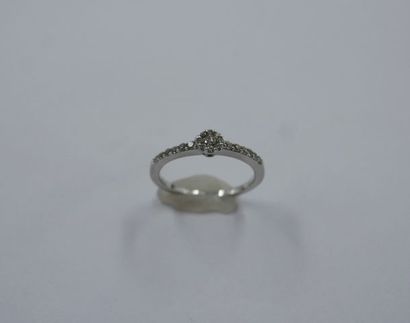 null Bague en or gris anneau souligné de diamants surmontée d'un diamant au centre...