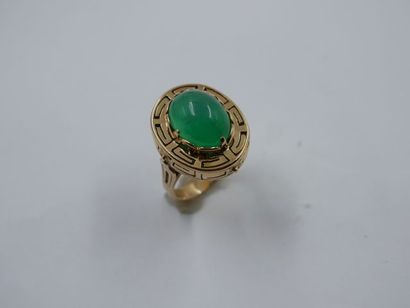 null Bague en or jaune 18k ciselée de grecques et de volutes surmontée d'une chrysoprase...