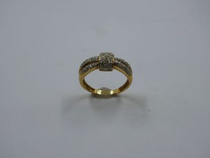 null Bague en or jaune 18k anneaux croisés pavés de diamants - Poids brut: 4 gr -...
