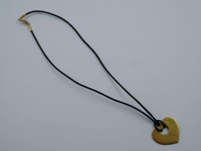 null POIRAY. Collier lien agrémenté d'un pendentif en forme de cœur ajouré en or...
