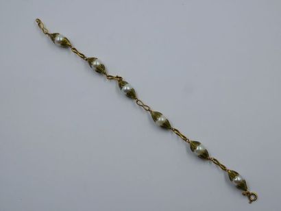 null Bracelet en or jaune 18k orné de perles de culture intercallées entre deux fleurs...