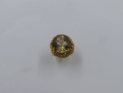 null Bague en or jaune 18k filigranné ornée d'une importante citrine taille royale...