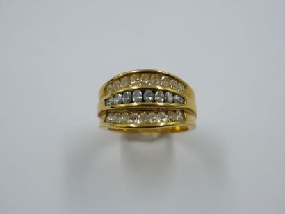 null Bague bandeau en or jaune 18k sertie de 3 lignes de diamants - Poids brut: 12...