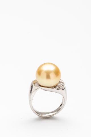 null Bague en or gris 18k ornée d'une perle gold (15 mm top gem) et brillants (0,40...