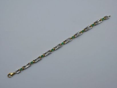 null Bracelet deux ors 18k surmonté de 9 émeraudes alternées de diamants, Poids brut:...