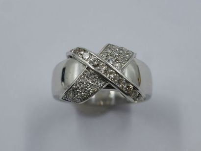 null Bague anneau large en or blanc 18k ornée d'une croix pavée de diamants Poids...