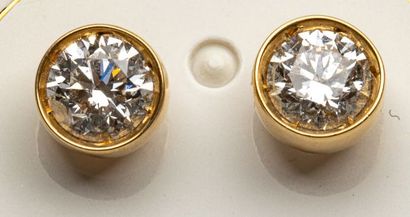 null Paire de boucles d'oreilles en or jaune 18k ornées chacune d'un diamant (1 carat...