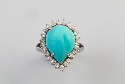 null Bague en or gris 14k surmontée d'une turquoise taillée en poire entourée de...