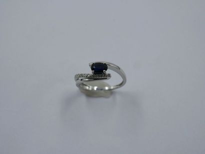 null Bague en or blanc anneau souligné de diamants ornée d'un saphir Poids brut 2,6g...