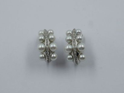 null Paire de boucles d'oreilles créoles en or gris 18K ornées d'une ligne de diamants...