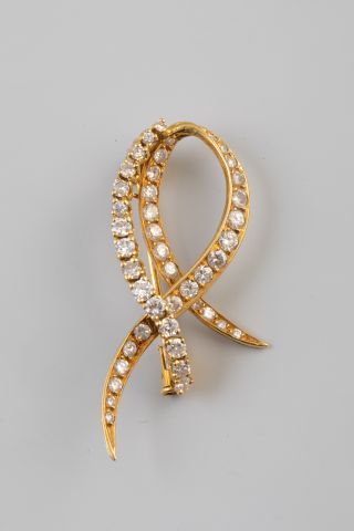 null Broche en or jaune formant un noeud et pavée de diamants, Long.: 4,3 cm - Poids...