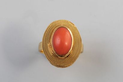 null Bague ovale en or jaune 18k centrée d'un cabochon de corail dans un entourage...