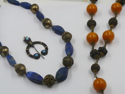 null Lot de bijoux ethniques: collier boules lapis fuseaux et boules métal doré ciselé,...