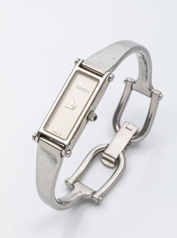 null GUCCI. Montres bracelet de femme en acier, cadran siglé rectangulaire, bracelet...