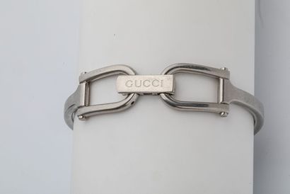 null GUCCI. Montres bracelet de femme en acier, cadran siglé rectangulaire, bracelet...