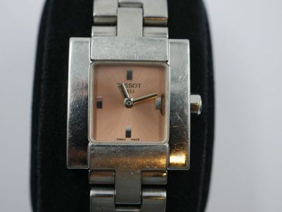 null TISSOT. Montre bracelet de femme en acier, boîtier carré, cadran à fond rose,...