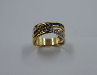 null Bague deux ors 18k, quatre anneaux croisés dont deux demi pavés de saphirs et...