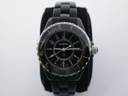 null CHANEL. Montre bracelet, boitier rond en céramique, cadran à fond noir et chiffres...