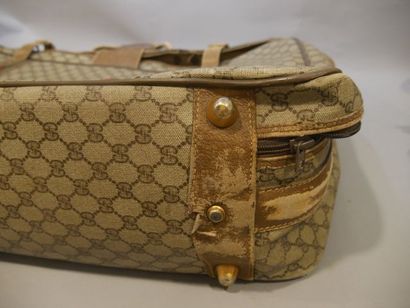 null GUCCI. Valise en cuir et toile enduite monogramme, cuir et toile vert et rouge....