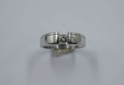 null Bague jonc en or gris serti d'un diamant de 0,25cts environ Poids brut 4,7g...