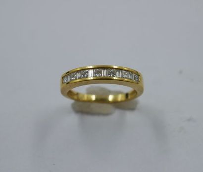 null Demi alliance en or jaune 18k et diamants brillants intercallés de baguettes...