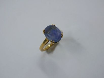 null Bague en or jaune 18k ornée d'un saphir taillé en cabochon Poids brut 5,1g TDD...