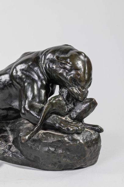 null Antoine Louis BARYE (1795-1875) -Lionne dévorant un lièvre - Groupe en bronze...