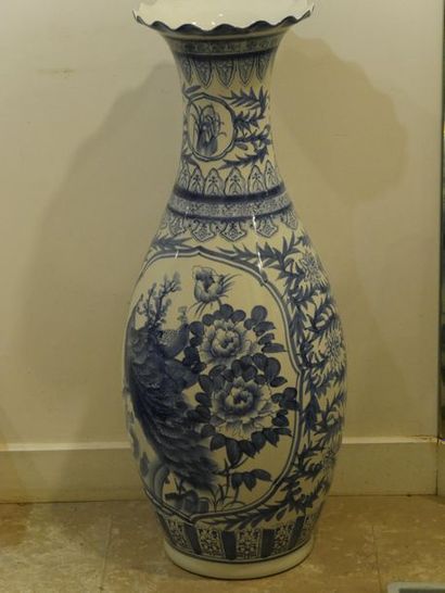 null Grand vase en porcelaine bleu blanc, col polylobé, Haut.:82,5 cm -Diam.du col:...