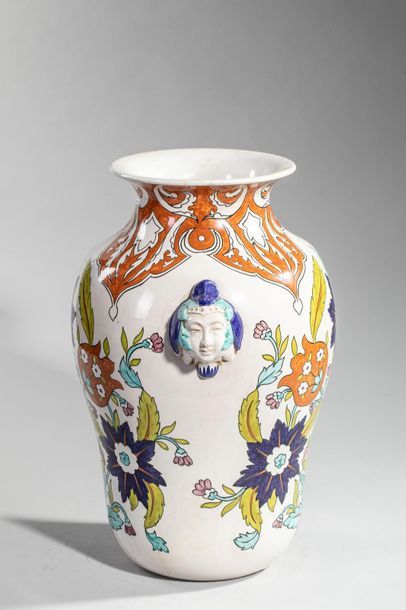 Grand vase en faience à décors orientalisants...