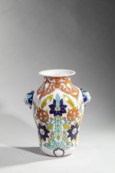 null Grand vase en faience à décors orientalisants polychromes sur fonds blanc dans...