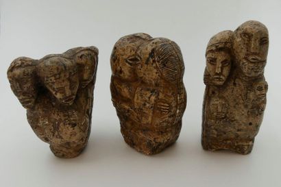 null Trois statues de divinités en pierre sculptée. Pérou. Haut.: 13,5 cm - 11,5...