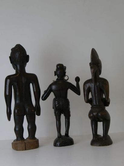 null 3 statues en bois sculpté - Afrique de l'Ouest - Haut.: 49 cm - 46 cm - 38 ...