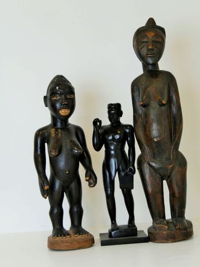 null 3 statues en bois sculpté - Afrique de l'Ouest - Haut.: 47 cm - 59 cm - 38 ...